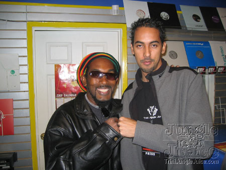machel_signing-02
