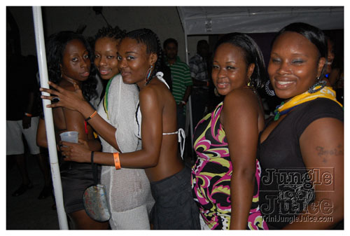 blackwhite_2007-059