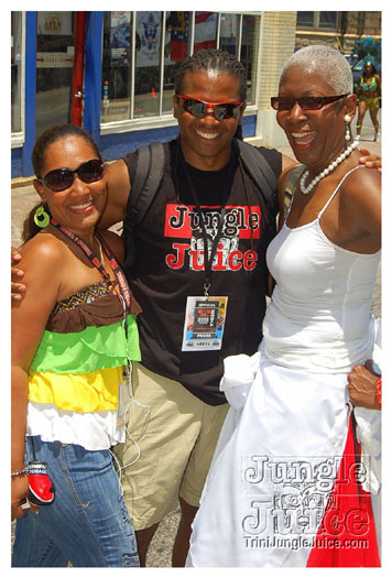 atl_carnival_parade_2011_part1-142