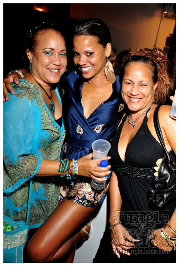 rihanna_loud_tour_2011-015