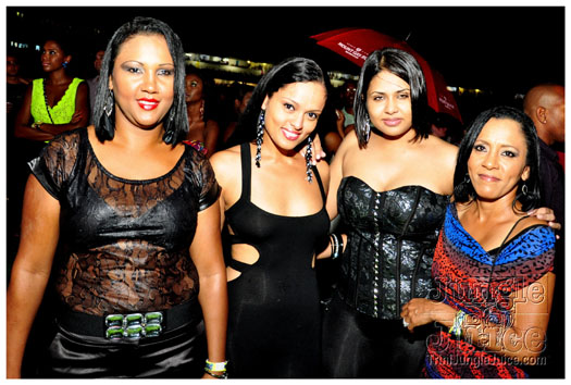 rihanna_loud_tour_2011-022