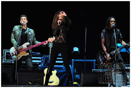rihanna_loud_tour_2011-038