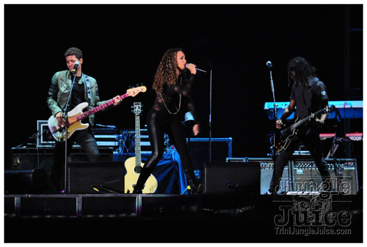 rihanna_loud_tour_2011-039
