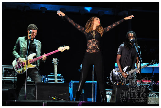 rihanna_loud_tour_2011-041